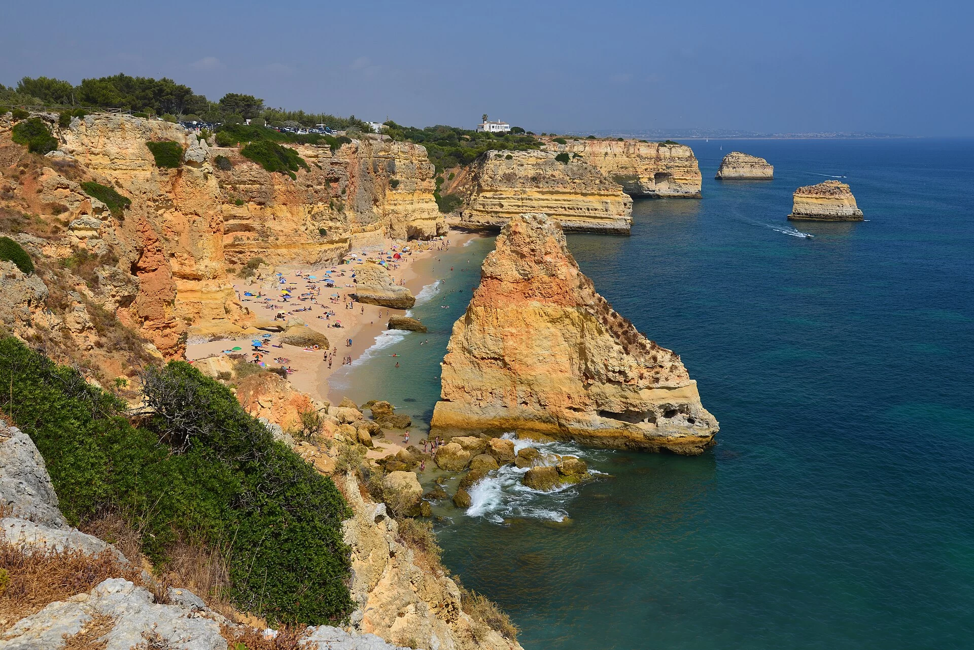 La plage de Marinha encadrée de falaises ocre en Algarve