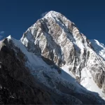 Le sommet enneigé du Pumori dans l'Himalaya, en Asie