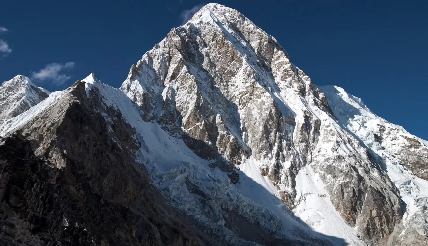 Le sommet enneigé du Pumori dans l'Himalaya, en Asie