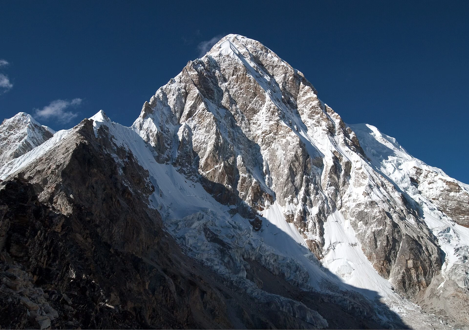 Le sommet enneigé du Pumori dans l'Himalaya, en Asie