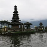 La pagode à toits superposés du temple Ulun Danu sur le lac Bratan à Bali