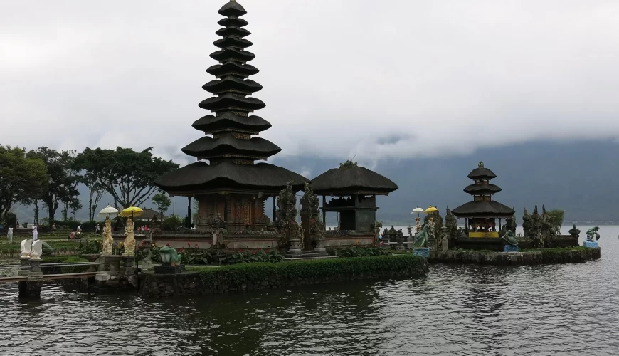 La pagode à toits superposés du temple Ulun Danu sur le lac Bratan à Bali