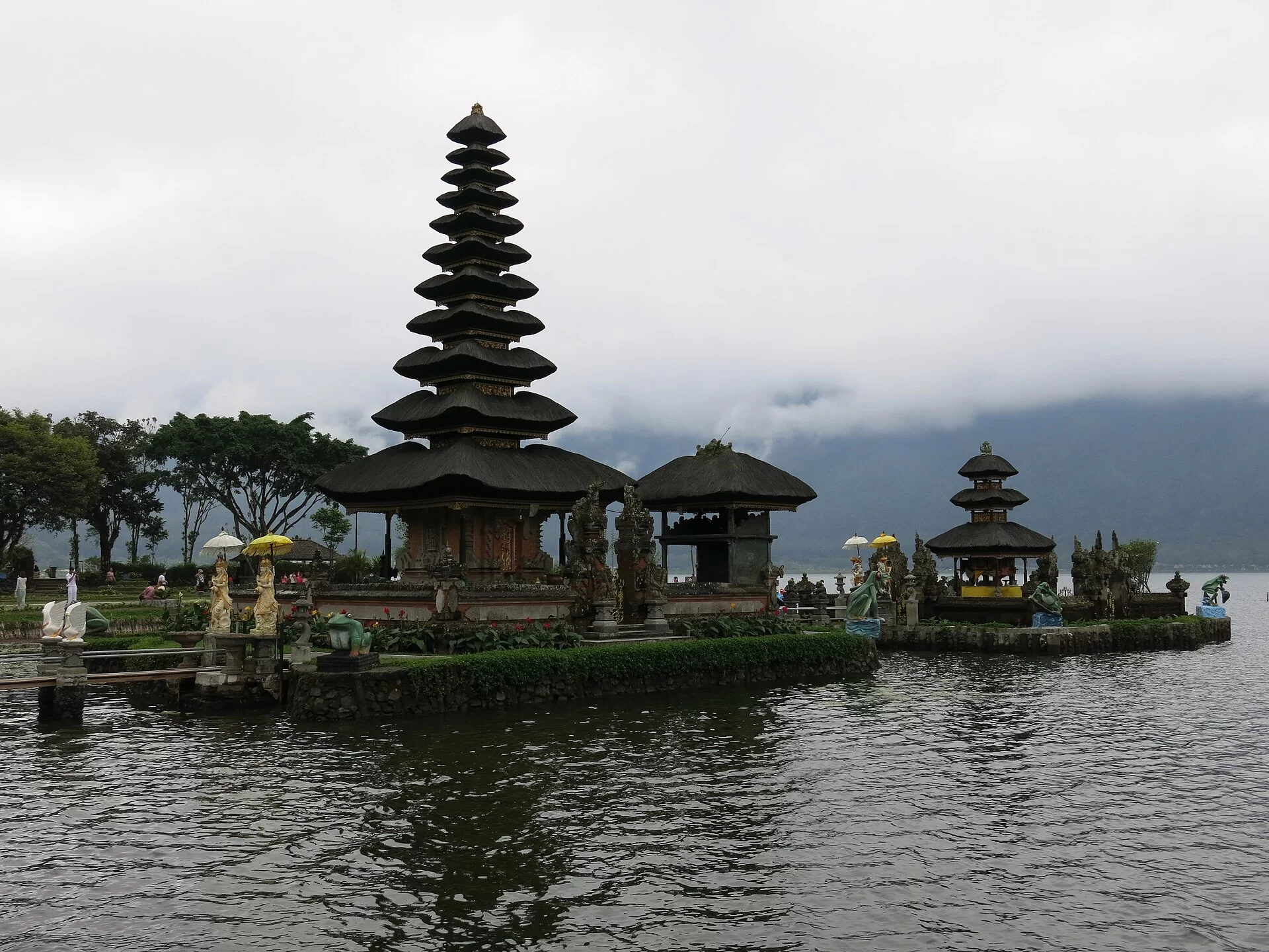 La pagode à toits superposés du temple Ulun Danu sur le lac Bratan à Bali