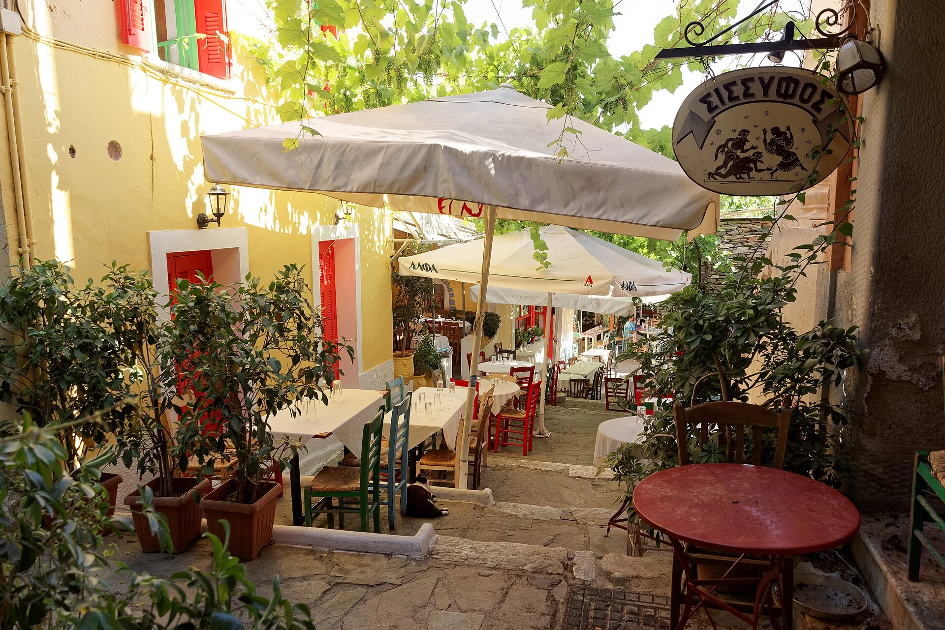 Les terrasses d’un restaurant de la Plaka à Athènes