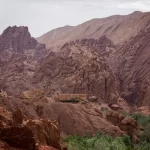 Montagnes rouges et plissées de la vallée du Dadès, au Maroc