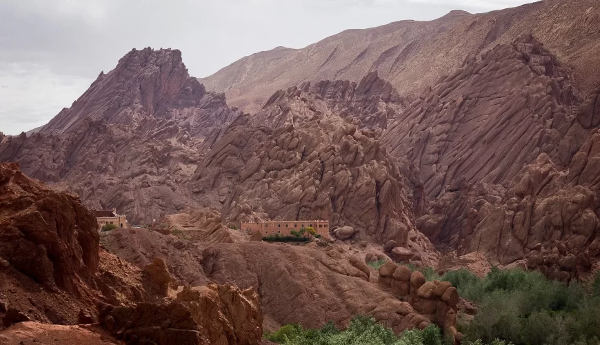 Montagnes rouges et plissées de la vallée du Dadès, au Maroc