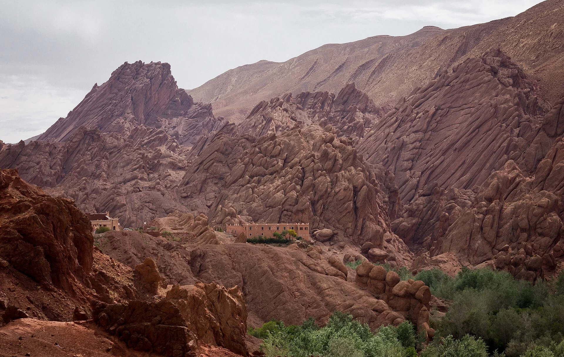 Montagnes rouges et plissées de la vallée du Dadès, au Maroc