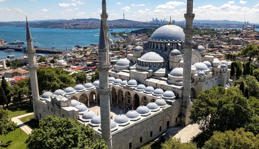 La mosquée Süleymaniye et ses cours vues du ciel à Istanbul