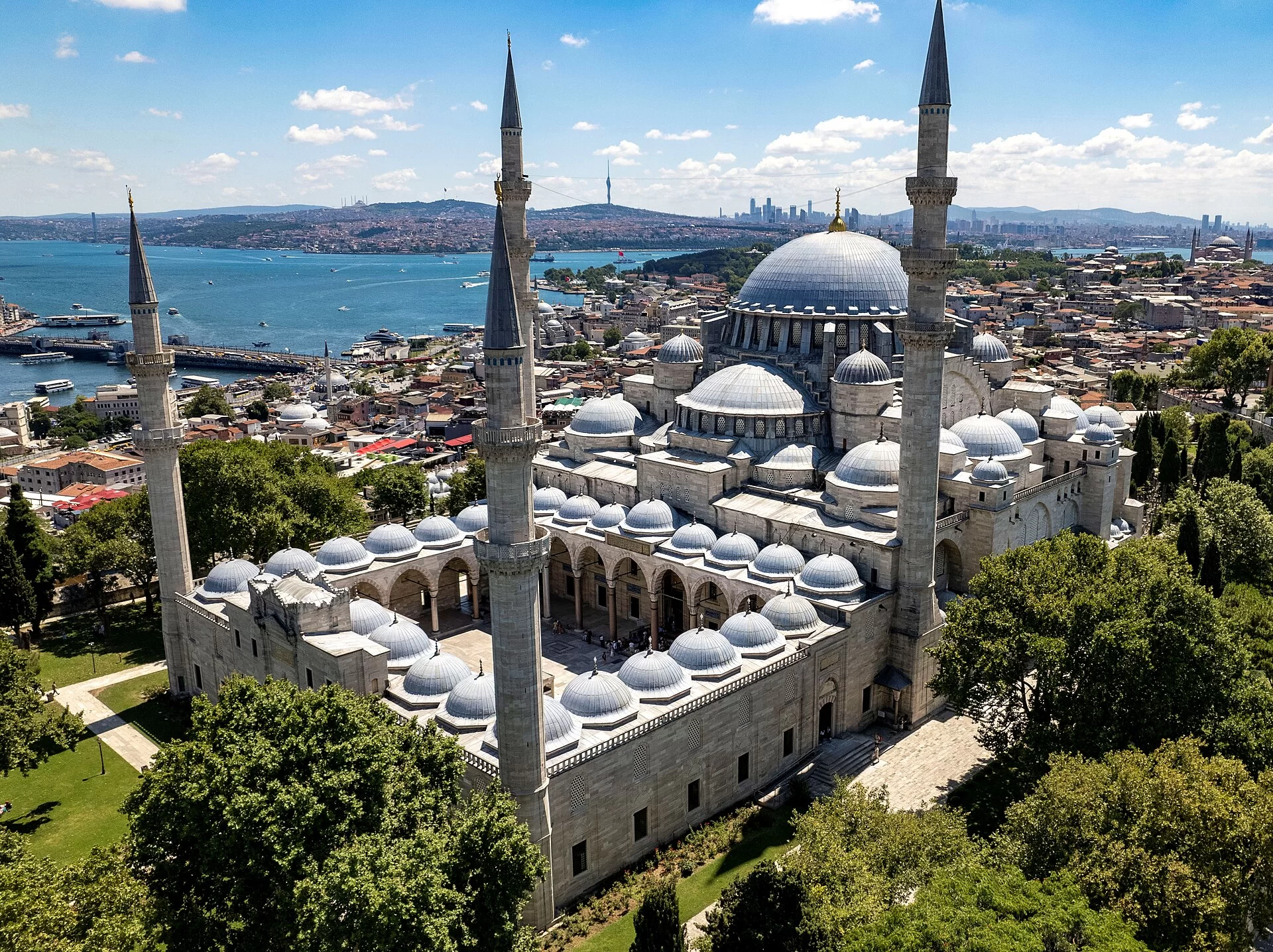 La mosquée Süleymaniye et ses cours vues du ciel à Istanbul