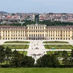 Le château de Schönbrunn et ses jardins dominant Vienne en Autriche