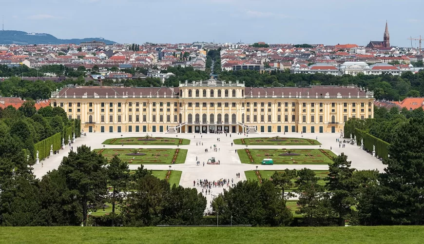 Le château de Schönbrunn et ses jardins dominant Vienne en Autriche