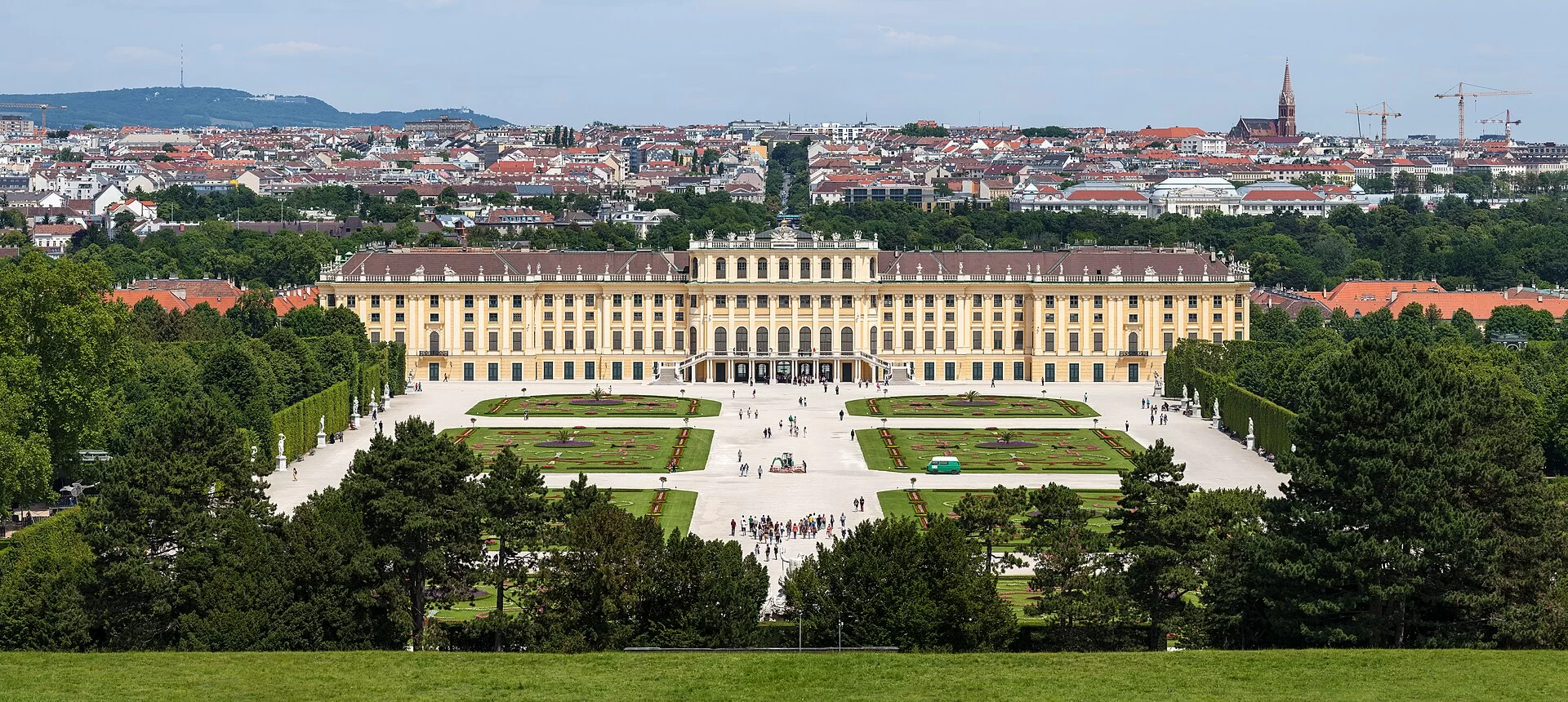 Le château de Schönbrunn et ses jardins dominant Vienne en Autriche