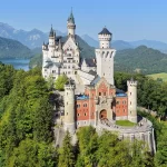 Le château de Neuschwanstein entouré de forêts et de montagnes en Allemagne