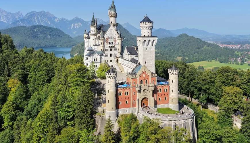 Le château de Neuschwanstein entouré de forêts et de montagnes en Allemagne