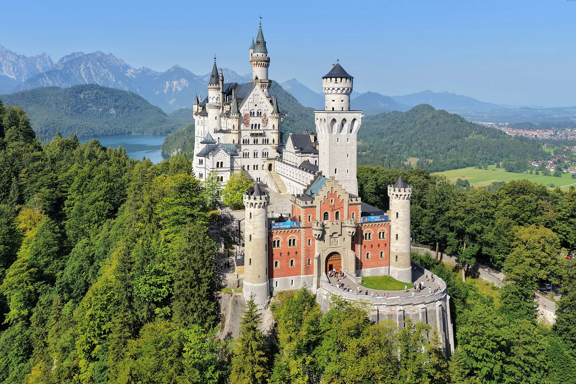 Le château de Neuschwanstein entouré de forêts et de montagnes en Allemagne