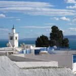 La mosquée blanche de Sidi Bou Saïd face à la Méditerranée en Tunisie