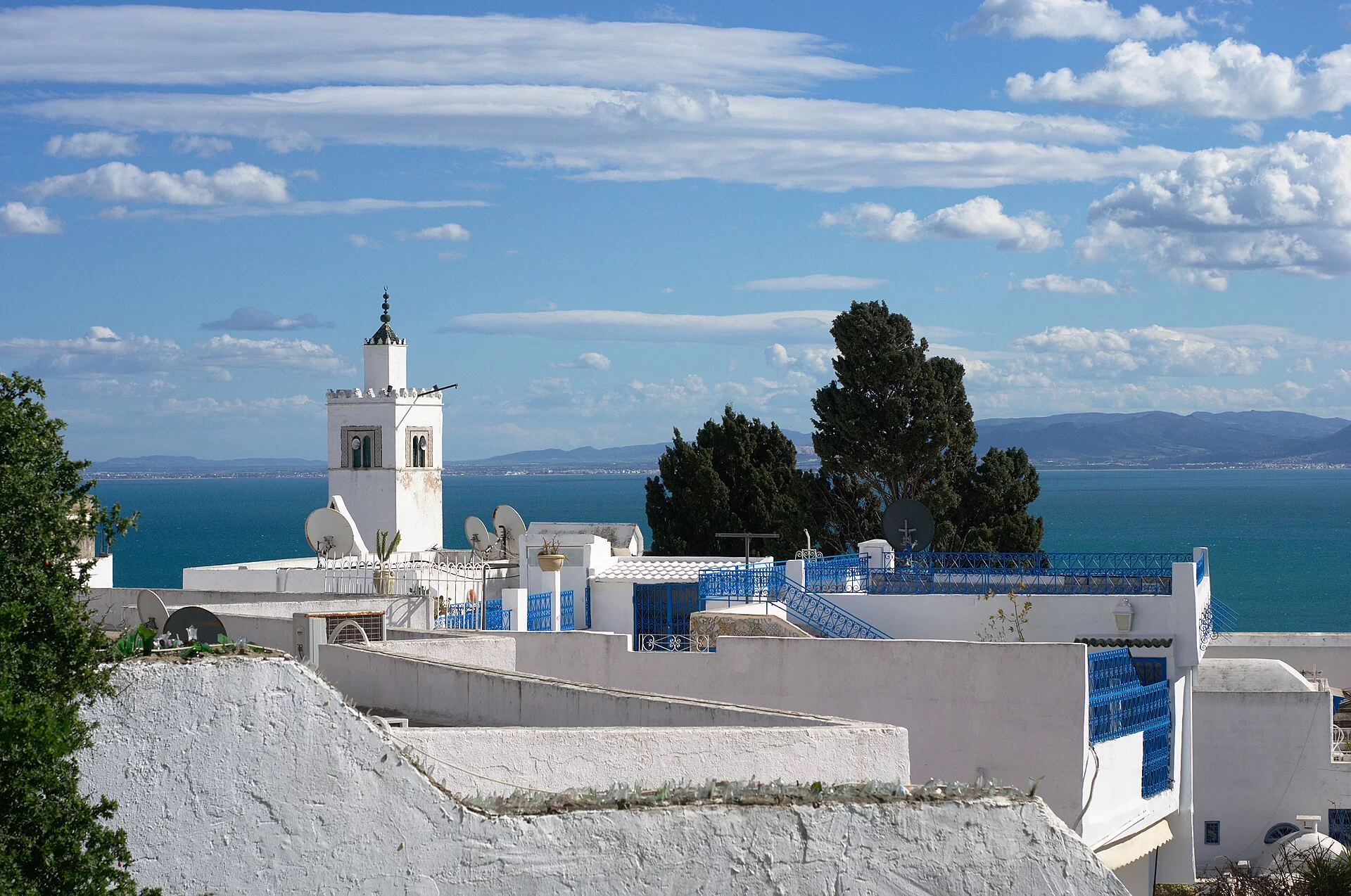La mosquée blanche de Sidi Bou Saïd face à la Méditerranée en Tunisie
