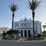 Le bâtiment bleu et blanc de style art déco au centre de Sidi Ifni