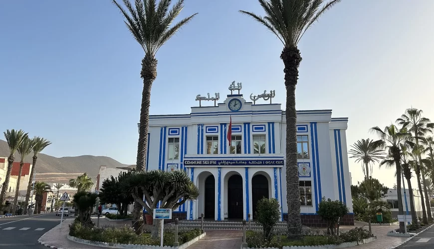 Le bâtiment bleu et blanc de style art déco au centre de Sidi Ifni
