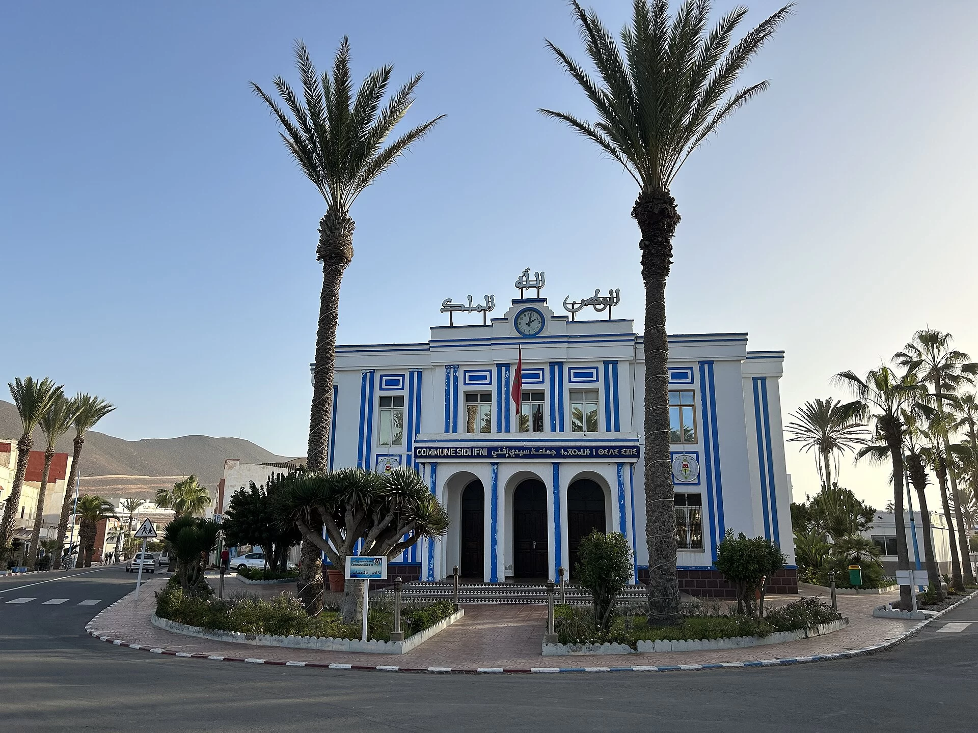 Le bâtiment bleu et blanc de style art déco au centre de Sidi Ifni