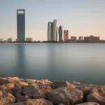 La silhouette des tours d'Abu Dhabi se reflétant sur le golfe Arabique