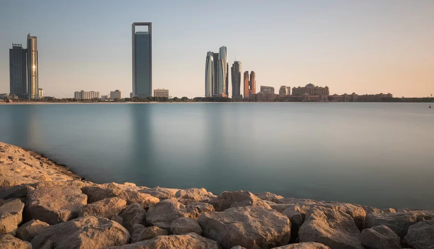 La silhouette des tours d'Abu Dhabi se reflétant sur le golfe Arabique