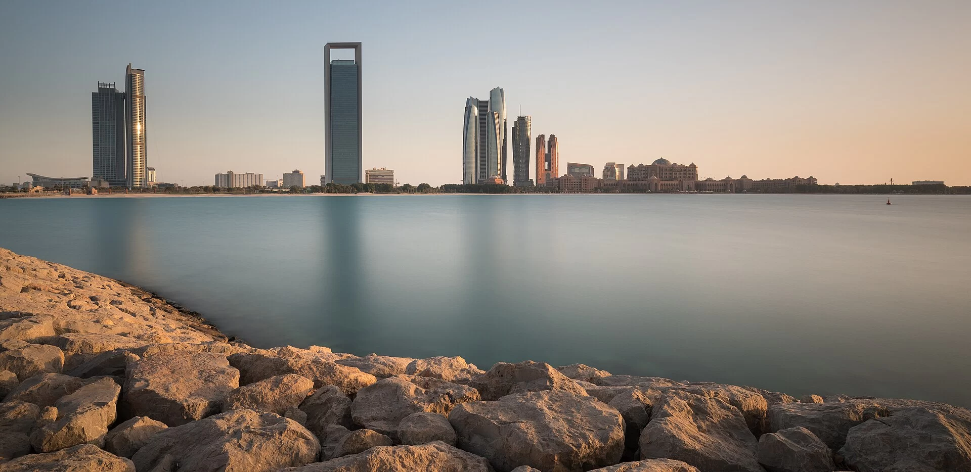 La silhouette des tours d'Abu Dhabi se reflétant sur le golfe Arabique