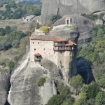 Le monastère de Roussanou dominant les pitons rocheux des Météores