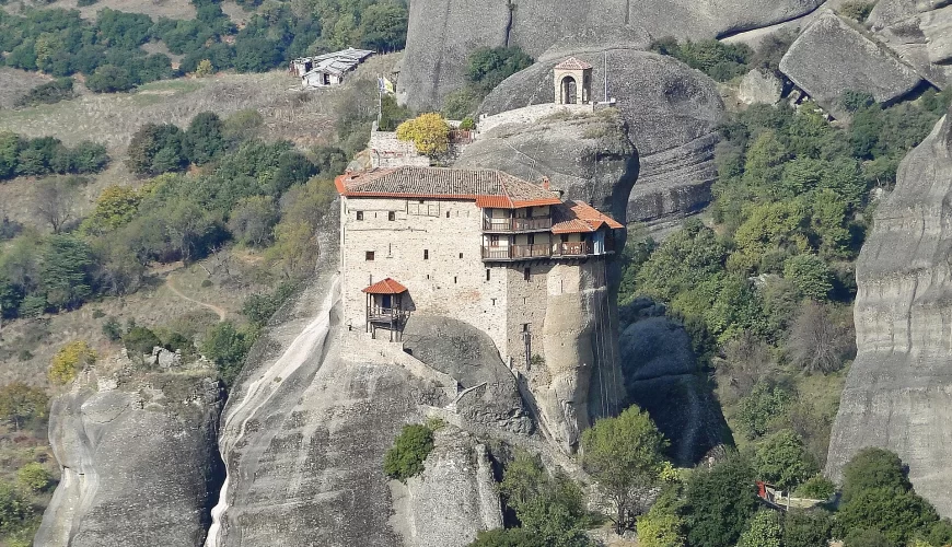 Le monastère de Roussanou dominant les pitons rocheux des Météores