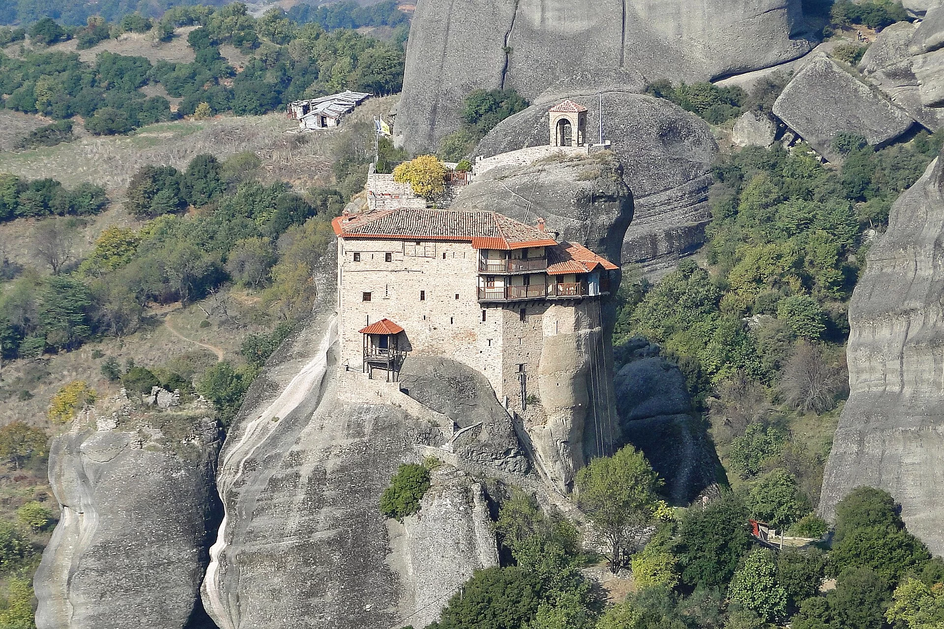 Le monastère de Roussanou dominant les pitons rocheux des Météores
