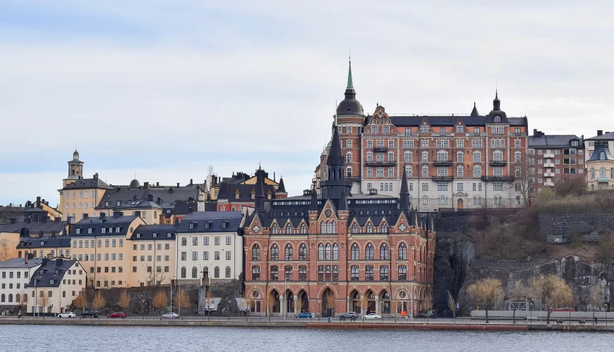 Les façades colorées de Södermalm face à l'eau à Stockholm
