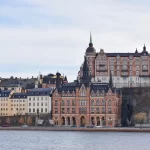 Les façades colorées de Södermalm face à l'eau à Stockholm