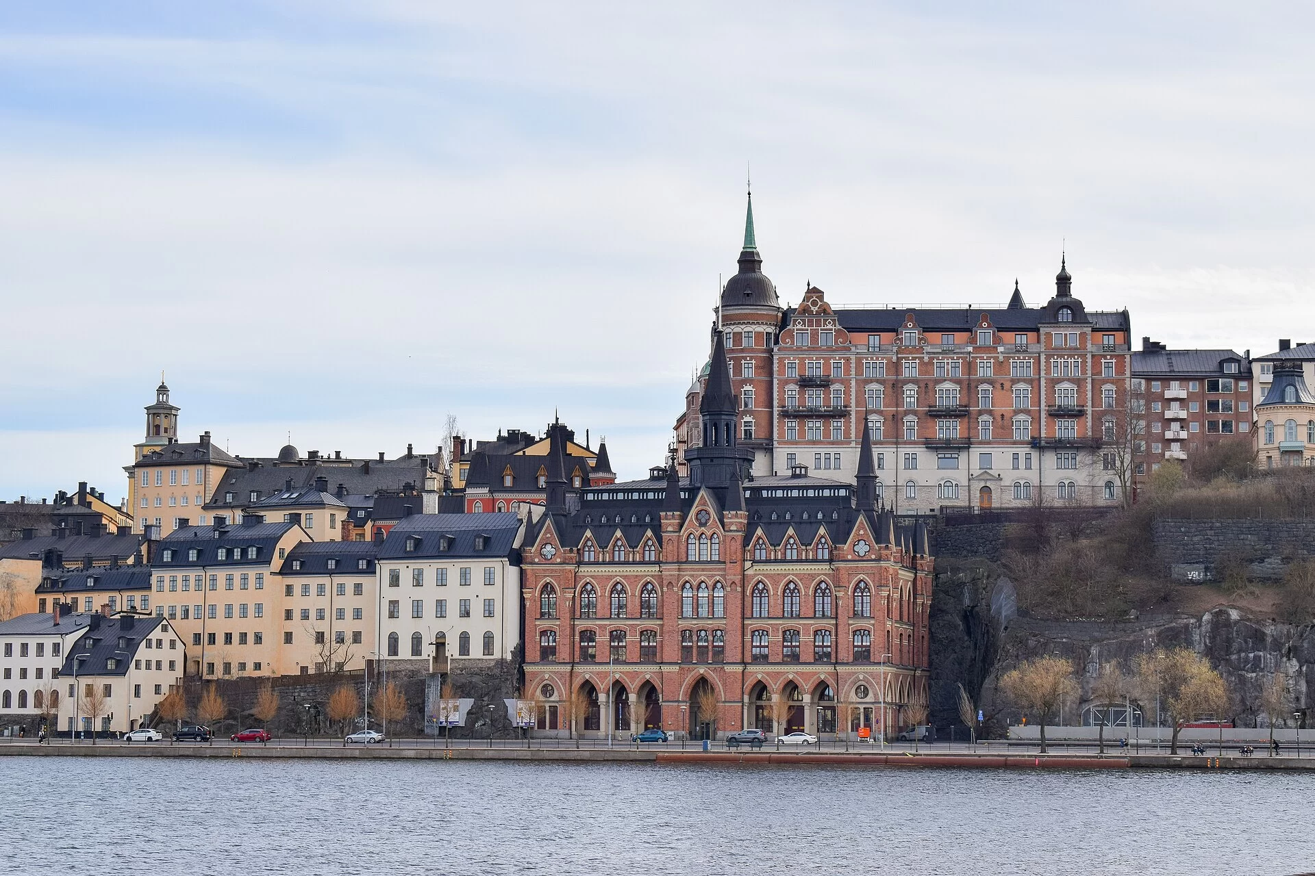 Les façades colorées de Södermalm face à l'eau à Stockholm