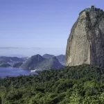 Le Pain de Sucre dominant la baie de Rio de Janeiro, au Brésil