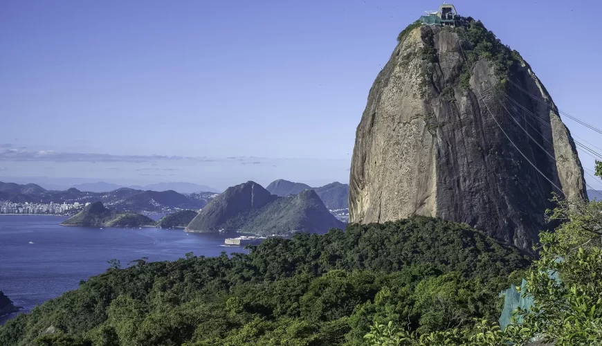 Le Pain de Sucre dominant la baie de Rio de Janeiro, au Brésil