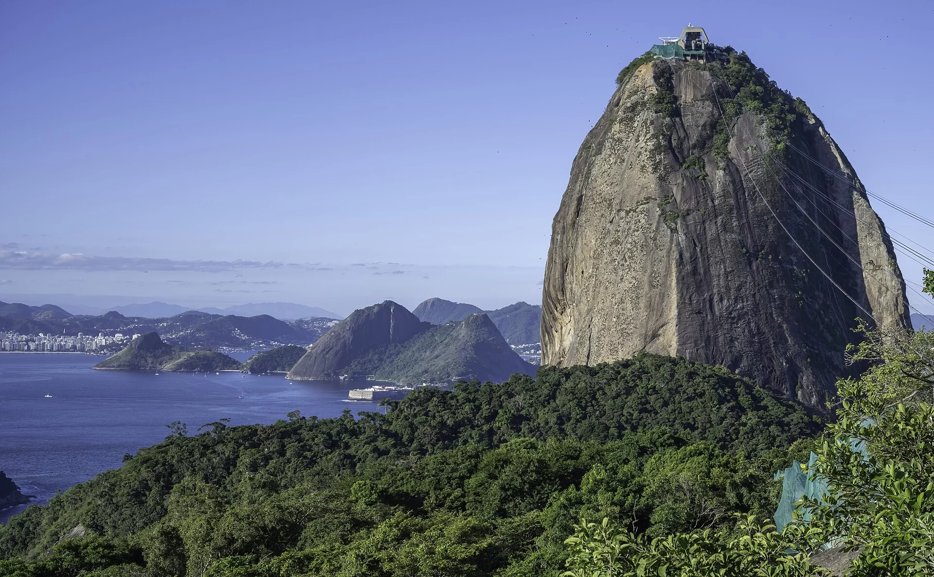 Le Pain de Sucre dominant la baie de Rio de Janeiro, au Brésil