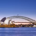 L'opéra de Sydney et le pont de la rade au crépuscule, en Australie