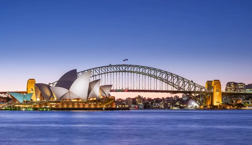 L'opéra de Sydney et le pont de la rade au crépuscule, en Australie
