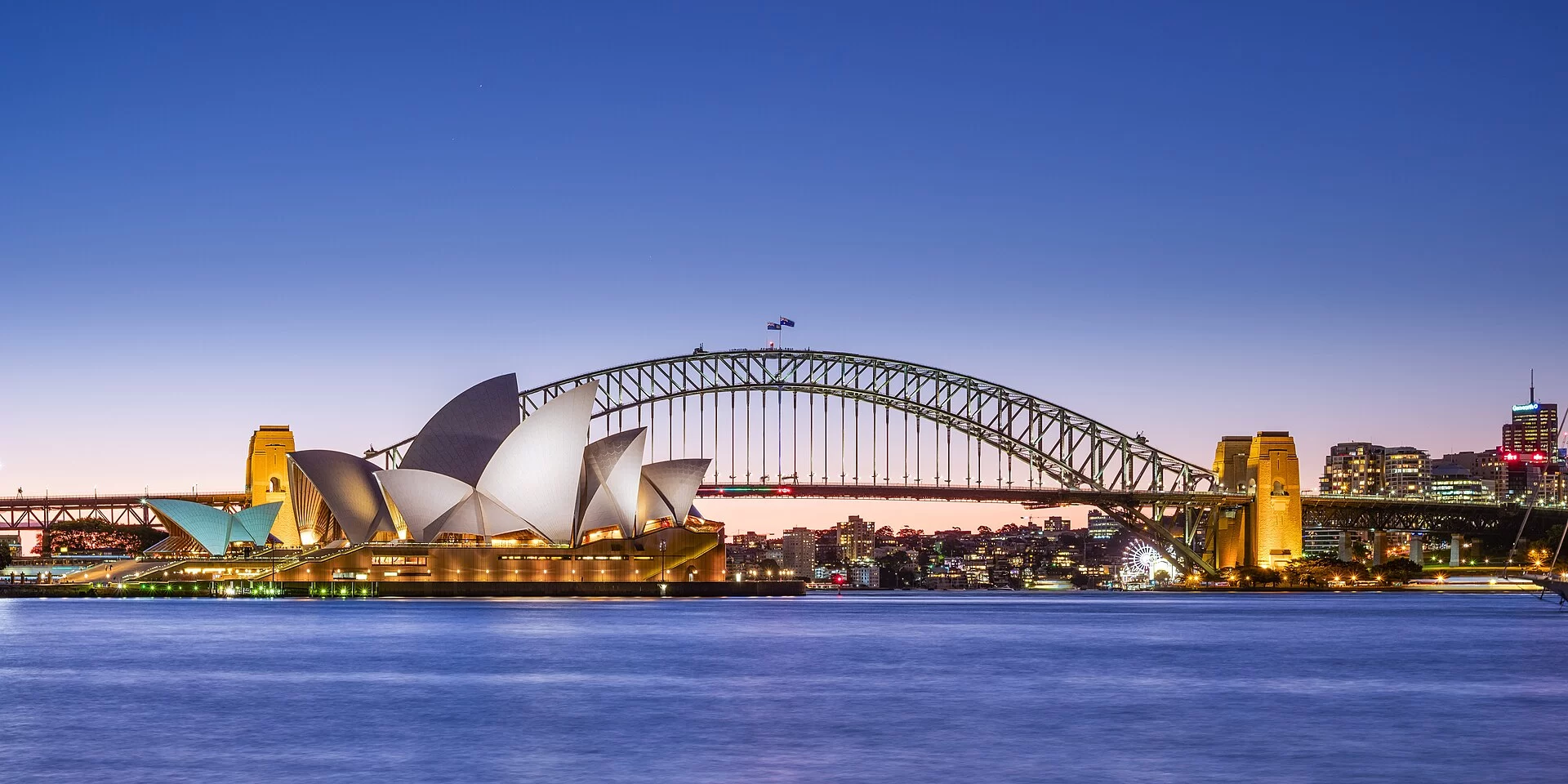 L'opéra de Sydney et le pont de la rade au crépuscule, en Australie