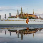 Le Grand Palais de Bangkok se reflétant au sol, en Thaïlande