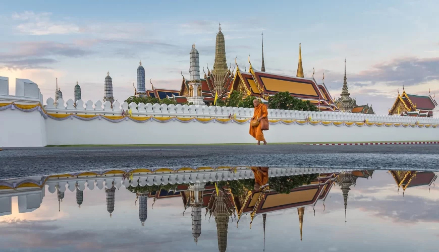 Le Grand Palais de Bangkok se reflétant au sol, en Thaïlande