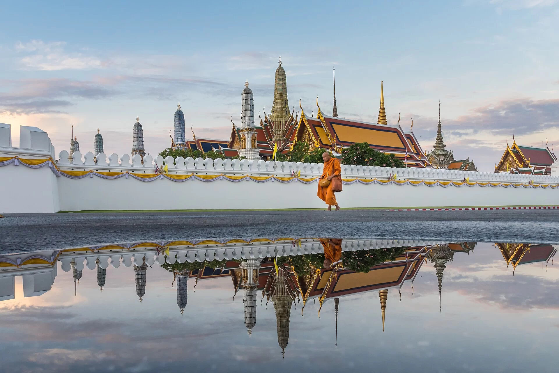Le Grand Palais de Bangkok se reflétant au sol, en Thaïlande