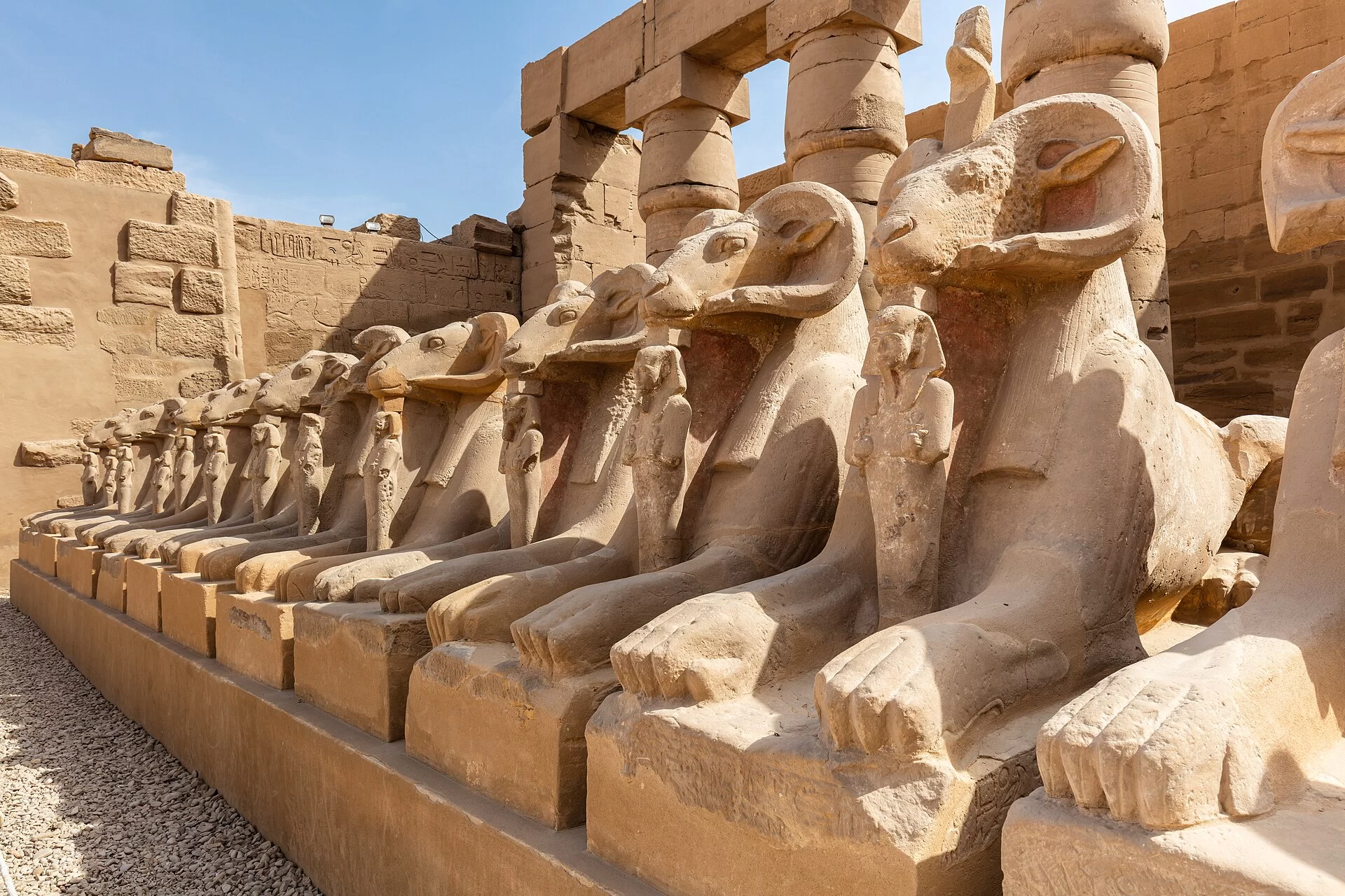 L'allée des béliers du temple de Karnak en Égypte