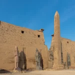 Le pylône et l'obélisque du temple de Louxor, en Égypte
