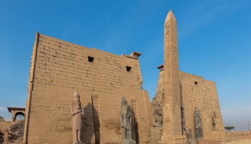 Le pylône et l'obélisque du temple de Louxor, en Égypte
