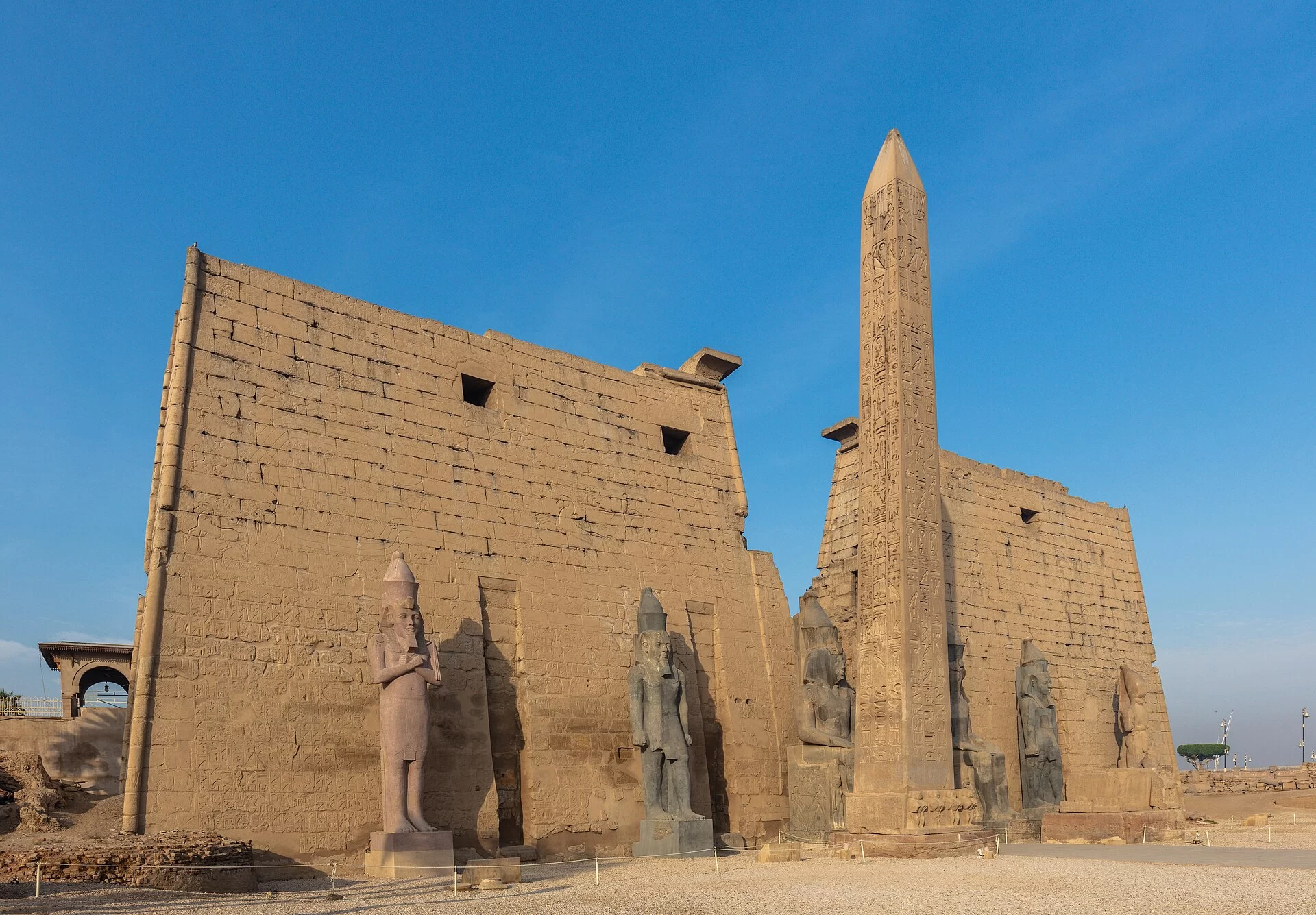 Le pylône et l'obélisque du temple de Louxor, en Égypte