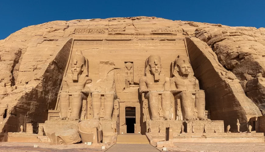 Les colosses du temple d'Abou Simbel en Égypte