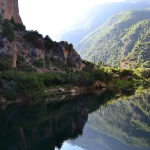 La gorge d'Akchour se reflétant dans l'eau dans le Rif