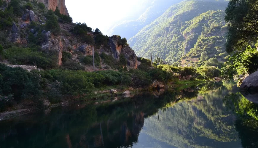 La gorge d'Akchour se reflétant dans l'eau dans le Rif
