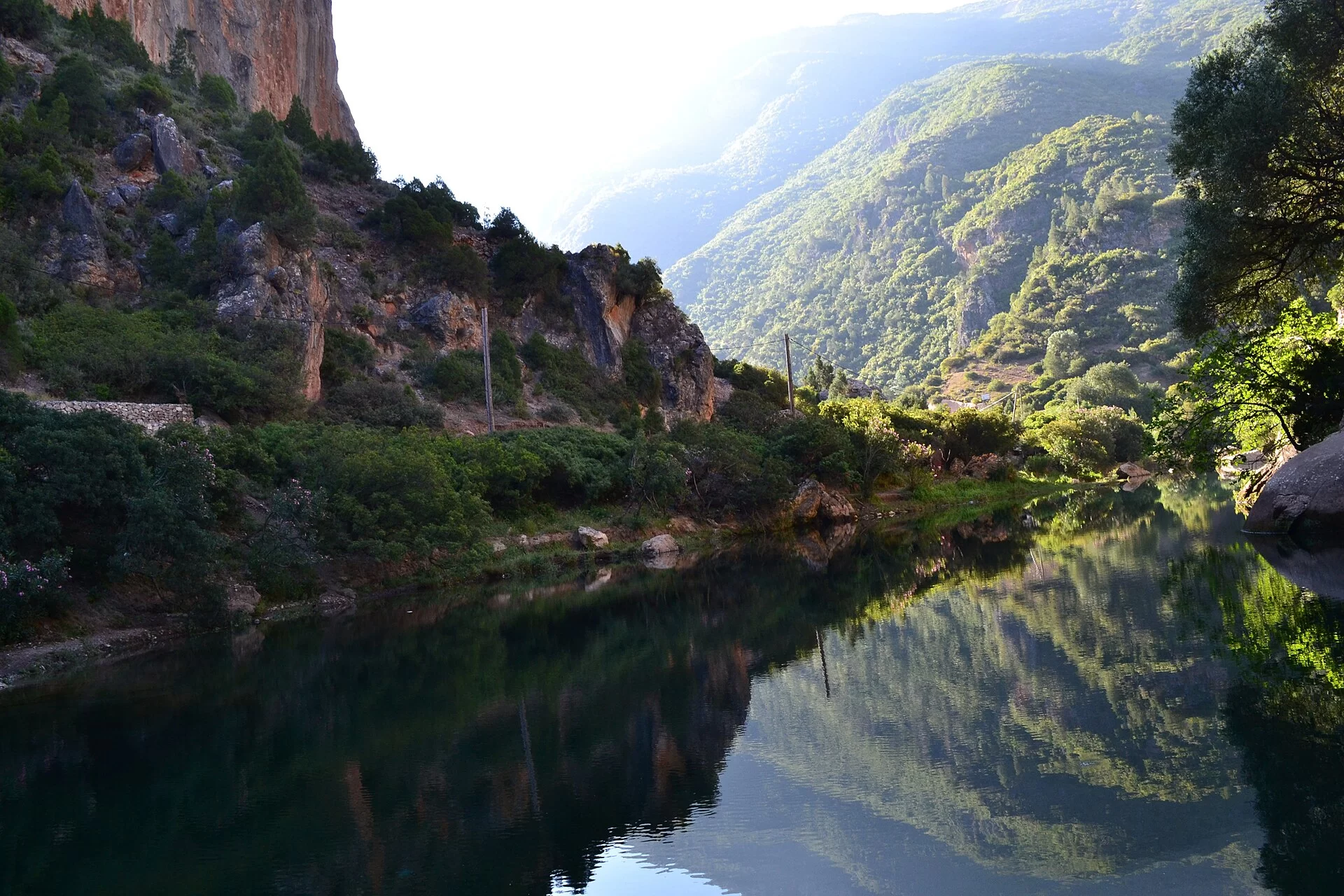 La gorge d'Akchour se reflétant dans l'eau dans le Rif